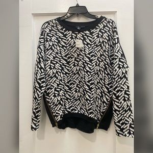 Black and white patterned sweater w/ tag